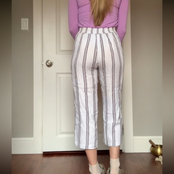 Lightweight Lined Capri Flowy Pants - Picture 3 of 3